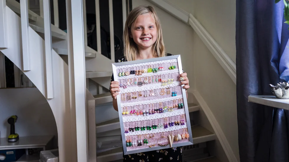 9-åriga Julia Sagström gör smycken till förmån för forskning om ME som hennes mamma, Chatrine Sagström drabbats av. 