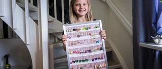 Julia, 9, gör smycken för ME-forskning • "Började för att jag ville hjälpa mamma"