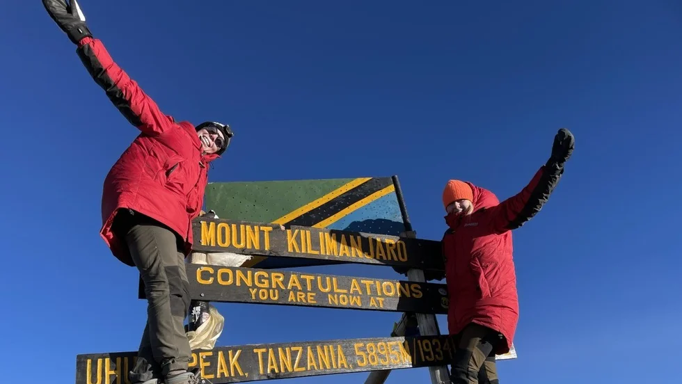 Lyckliga och slutkörda. Clara Söderstierna och Alice Zetterstrand var äntligen, efter sju dagars vandring, uppe på toppen av Kilimanjaro.