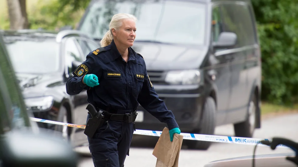 Kriminaltekniker var på plats vid den aktuella bostaden på onsdagsförmiddagen. Avspärrningarna kommer att kvarstå även efter när de är färdiga på platsen, berättar en av teknikerna på plats.