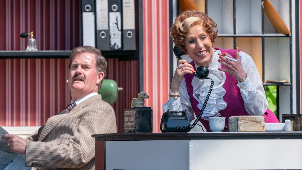 Under sommaren har föreställningen "Pang i bygget" spelats på Fredriksdalsteatern med Eva Rydberg som Sybil Fawlty och Adde Malmberg som Basil Fawlty i rollerna. Pressbild.