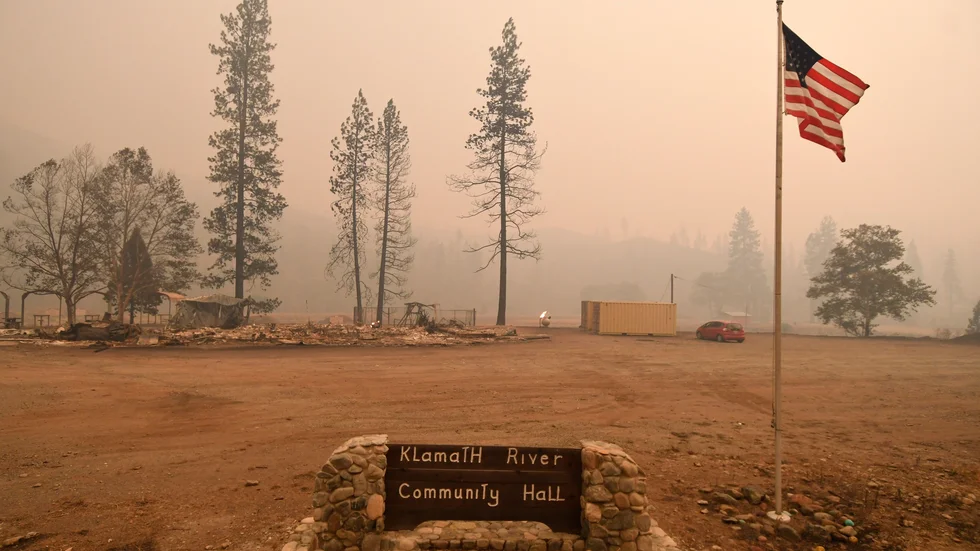 Kommunhuset i Klamath River, Kalifornien, har slukats av McKinneybranden.