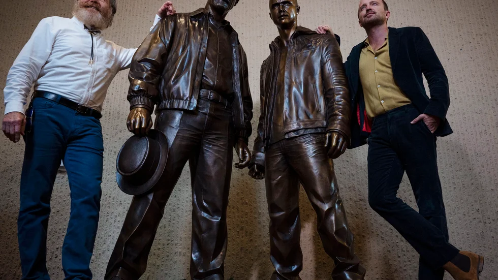 "Breaking Bad"-stjärnorna Bryan Cranston och Aaron Paul bredvid de nya bronsstatyerna i Albuquerque.