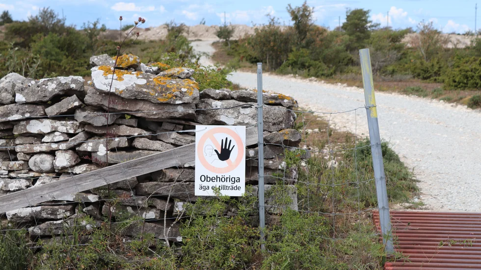 Gotlands kalkstensfabrik fick ett förnyat tillstånd att bryta sten i Sundre 2010. Bergtäkten ligger alldeles i anslutning till ett Natura 2000-område.