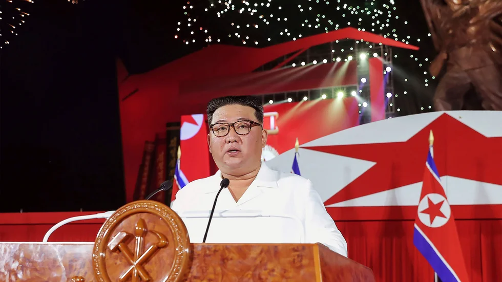 Nordkoreas ledare Kim Jong-Un. Bild tillhandahållen i slutet av juli av den statliga nyhetsbyrån KCNA och beskrivs föreställa ledaren under ett tal vid festligheter för att uppmärksamma årsdagen av vapenstilleståndsfördraget med Sydkorea.