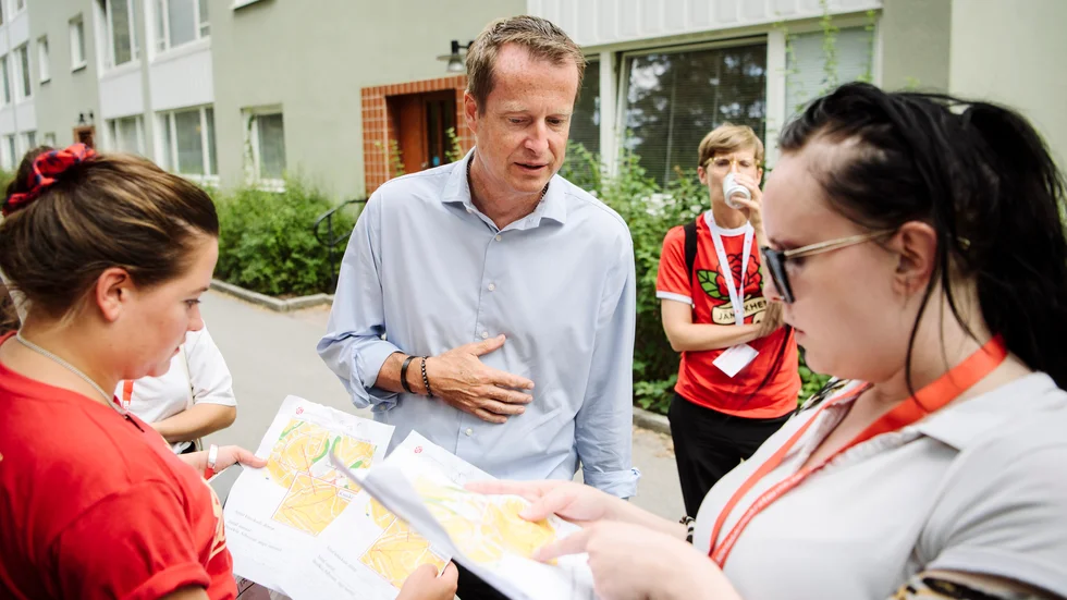 KNACKAR PÅ. Anders Ygeman (S) knackar dörr med SSU:are i en Stockholmsförort under valrörelsen 2018. 