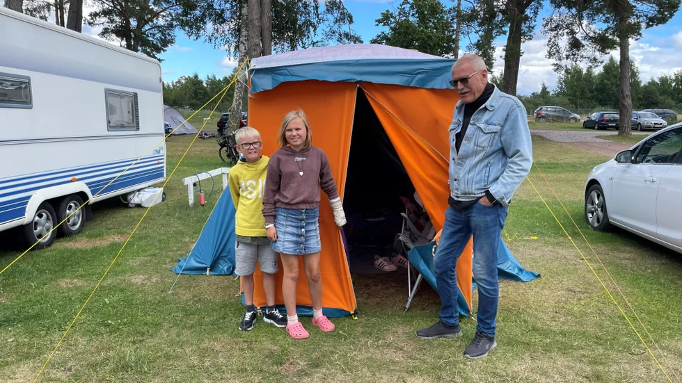I ett tält från 1962 bor familjen Lundblom, från Oxelösund. "Nu för tiden använder man kupévärmare för att hålla tälten varma, det gjorde man inte när jag var ung", säger Tommy Lundblom (t.h.). Han har gett tältet till sin son, Thomas (ej med i bild), som i sommar bor i det tillsammans med sina barn, Mio och Leia. De brukar campa varje år, men det är första gången de är i Vadstena.