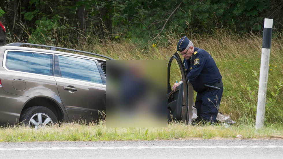 En bil körde av vägen på avfarten till E4:an vid trafikplats Hållet i Nyköping.