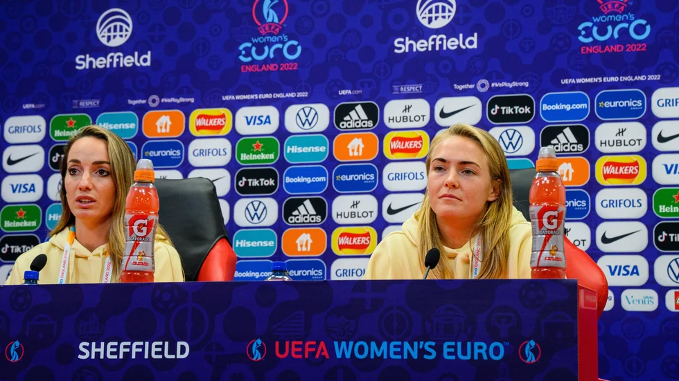 Kosovare Asllani och Magdalena Eriksson på presskonferensen inför mötet med England. Sverige slår ur underläge mot värdnationen.