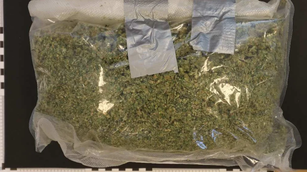 Cannabis och annan narkotika hittades i en lägenhet i Eriksberg. Nu åtalas sex män för knarkförsäljning. Genrebild. 
