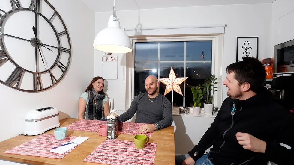 Grannsämjan är god intygar Camilla Örjenstam, Anton Modigh och Steven Ryanski över en kopp kaffe i Stevens Ryanskis kök.