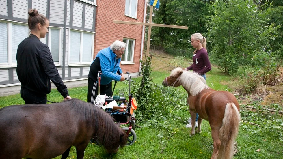 Josefin Kjellström med hästen Birgit och Ella Littorin med hästen Vilda hälsade på Arne Larsson.
