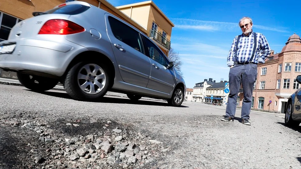 Jan Rudengren undrar hur det kan komma sig att centrala Strängnäs har så många potthål – och varför man inte lagat dem ordentligt ännu.