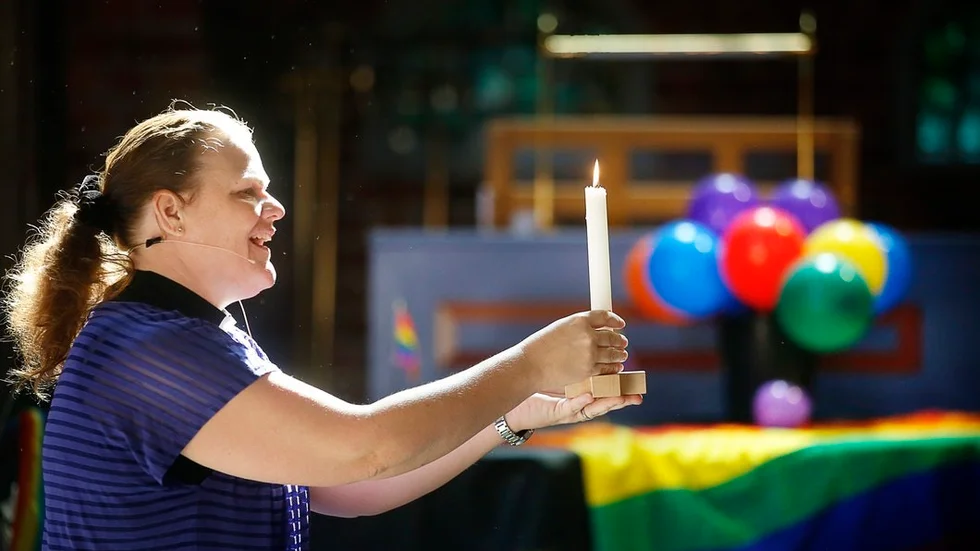 Mary Lindgren håller gudstjänst för barn och föräldrar under kyrkans barntimme. Med en vindsnurra i regnbågens alla färger förklarar hon Guds helige ande. Springpride har flyttat in i Kloster kyrka.
