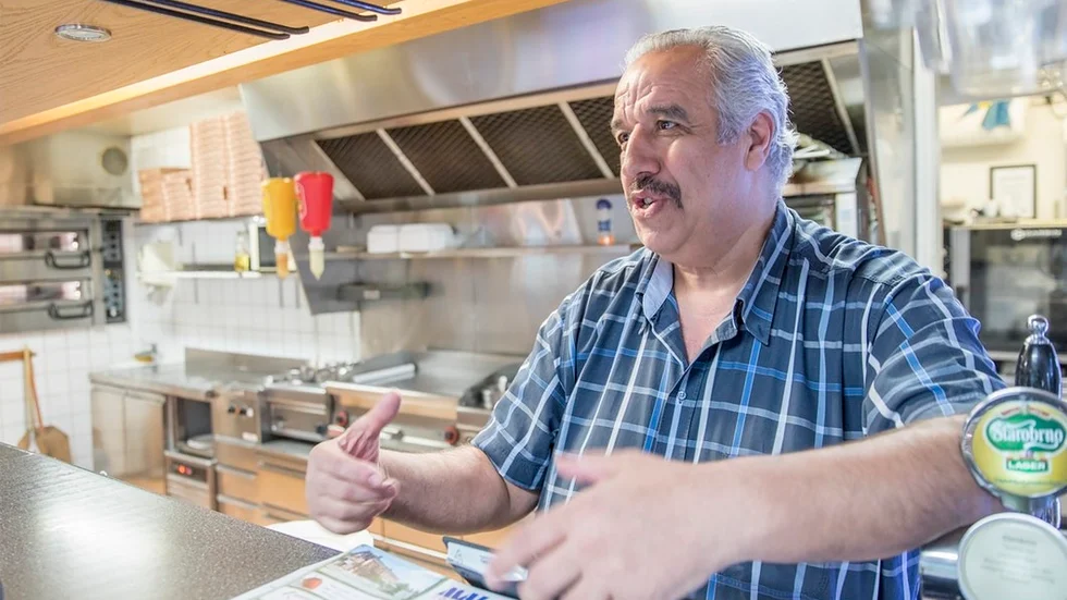 Muhammer Türk ser en stor utvecklingspotential för den som tar över restaurangen. "Här är så vackert med alla blommor. På baksidan mot lekparken finns plats för stol och bordar och ett rum som kan användas till ett litet kafé och glasservering. Det hade jag tänkt göra i framtiden. Men jag orkar inte."