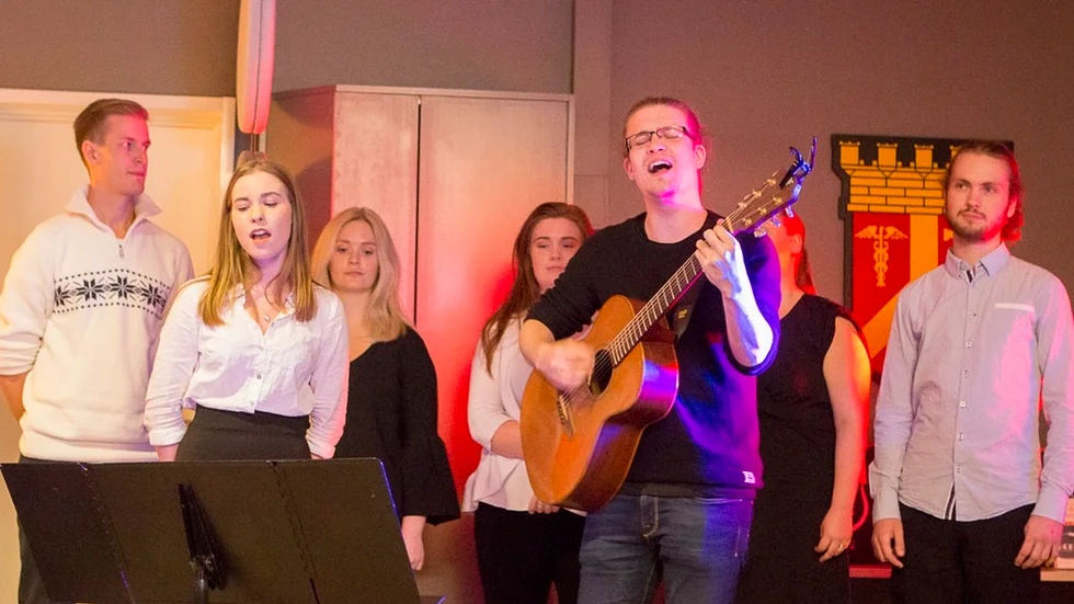 Jang Vojses fyller om två veckor Tallåsaulan två gånger om med konserten "Från stum till stämma", som publiken i Ängeln fick smakprov på under lördagen.