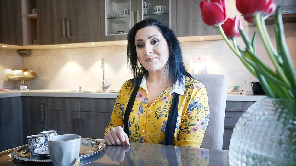 I Stenby har familjen bott i fyra år, och trivs bra. Men radhuset där Michella valt tapeter, färger och köksinredning – allt i smakfullt grått, naturfärger och mycket sten – börjar kännas lite litet. Drömmen finns om ett större hus att inreda. Och om att gå en inredningskurs.