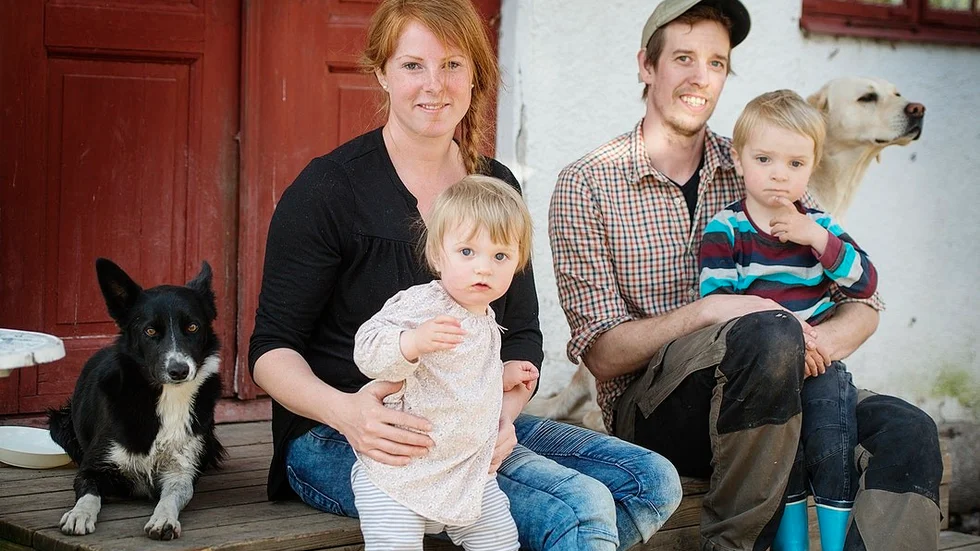 Ettåriga Isabella med mamma Åsa Thyrvin och pappa Markus Södling med treåriga William. Dottern får ingen förskoleplats i Nyköping – alla förskolor är fulla. Hundarna heter Ally (t.v) och Hillus.