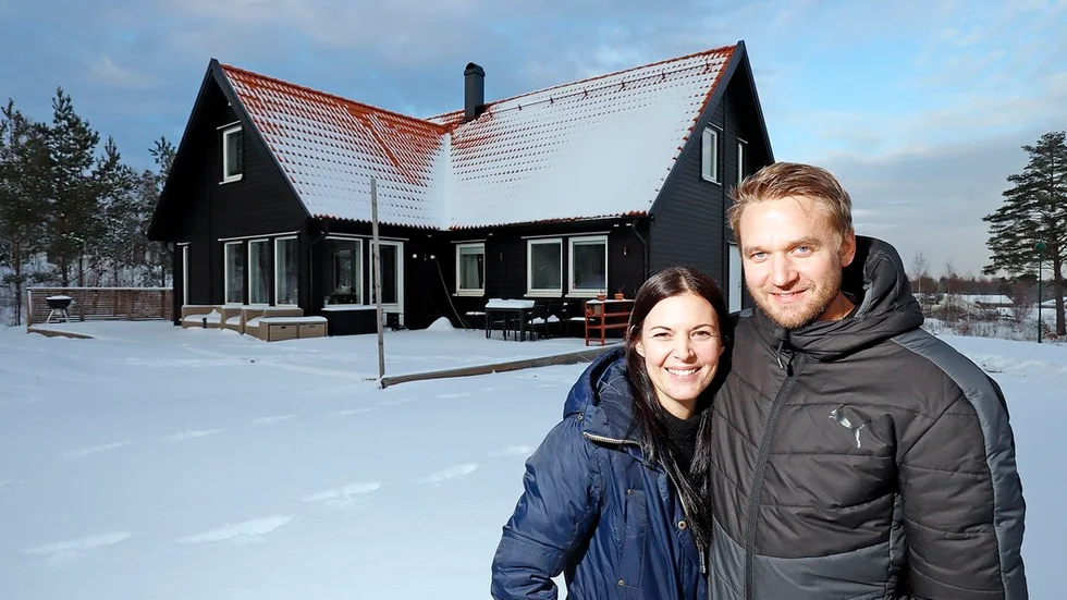 Jamie och Mikael Peltola flyttade från huvudstaden till Sundby strand i Stallarholmen och byggde nytt hus för knappt fyra år sedan.
