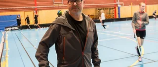 Innebandytränaren tvingas bort efter nakenbild på Facebook