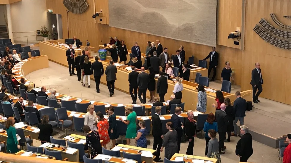 Lotta Johnsson Fornarve (V), Erik Bengtzboe (M), Martina Johansson (C) och övriga sörmländska riksdagsledamöter har just lämnat sin röst på andre vice talman i den slutna omröstningen.