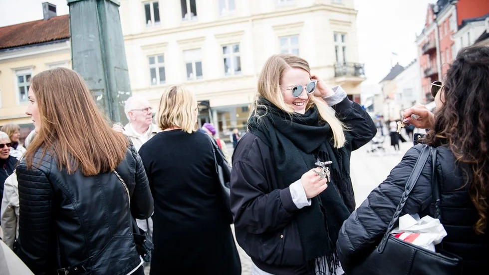 Caroline Åkerman var en av nyckelskramlarna som protesterade mot nazism och rasism på Stora torget på lördagen.