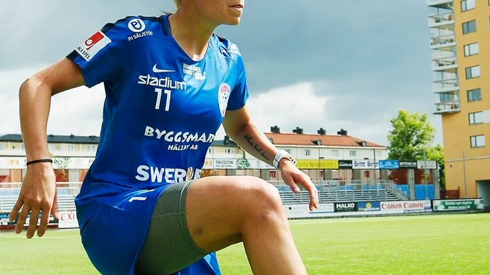 Fysiken och konditionen och att jag är ganska allround i mitt spel, svarar Tia Hälinen på frågan om hennes styrkor som fotbollsspelare.