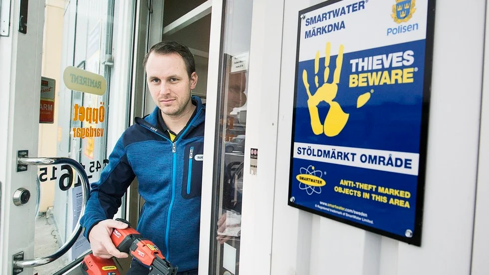 "Vi har id-märkning på våra maskiner. Man penslar på en slags dna-sträng som man sedan kan se med hjälp av en uv-lampa", berättar Klas Forsberg på maskinuthyrningsföretaget Ramirent i Eskilstuna.