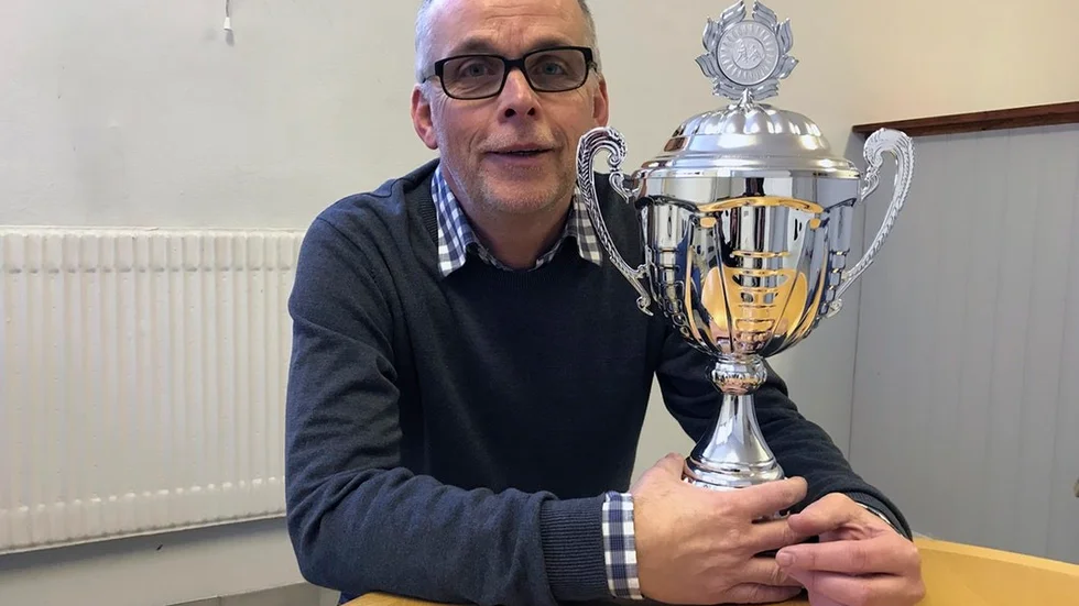 Lennart Hollstein med bucklan som segrande lag i Skobes cup får behålla – vandringspriset är ännu större. På annandagen drar cupen, som firar 20-årsjubileum, igång.