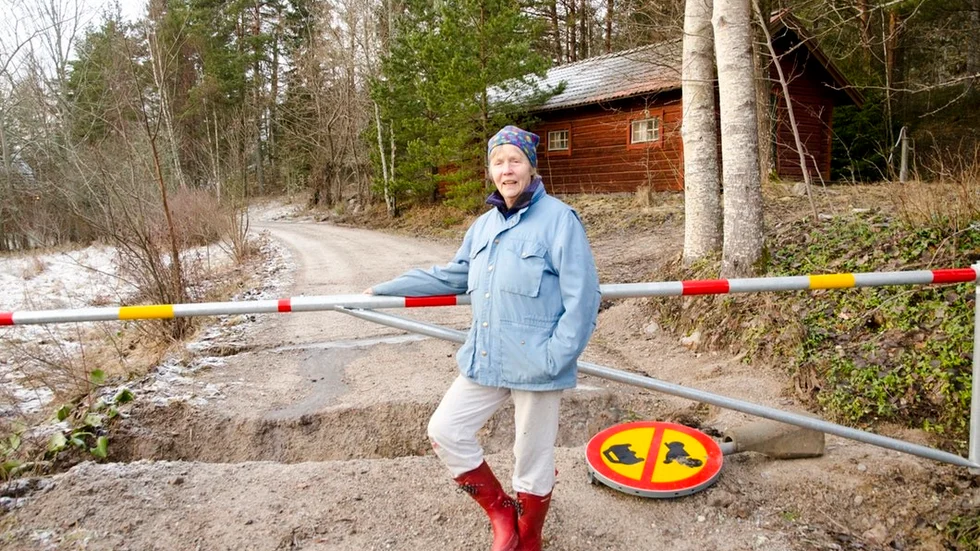 "Varken barnvagnar eller hästar kommer förbi eftersom ägaren noggrant grävt dike även på sidan av vägen. Dessutom borde det väl finnas en varningsskylt om vägbom ute vid den allmänna vägen, för att förhindra olyckor i mörkret, tycker Margret Nilsson.