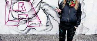 Tjejer på workshop med sprayburk i handen