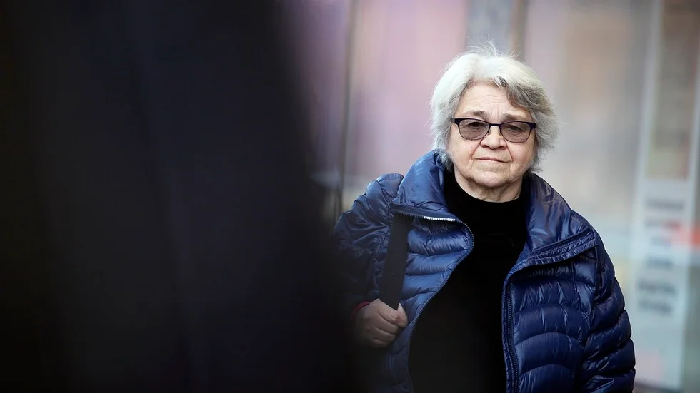 Lena Söderqvist är skeptisk till den bristande informationen i samband med att hon och hennes sambo rekommenderades att söka vård utanför Södermanlands län.