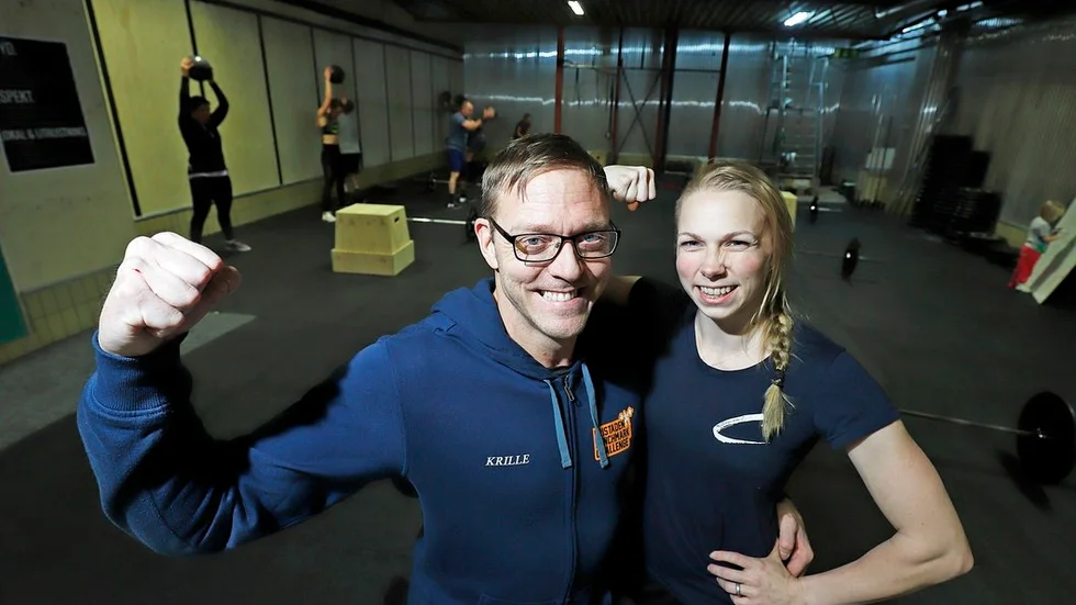 Kristian Södergran och hustrun Helena Södergran Orveland driver Crossfit fristaden med träningslokal i Eskilstuna. Sedan ett år ger de också träning i en av Hemglass gamla lokaler i Strängnäs.
