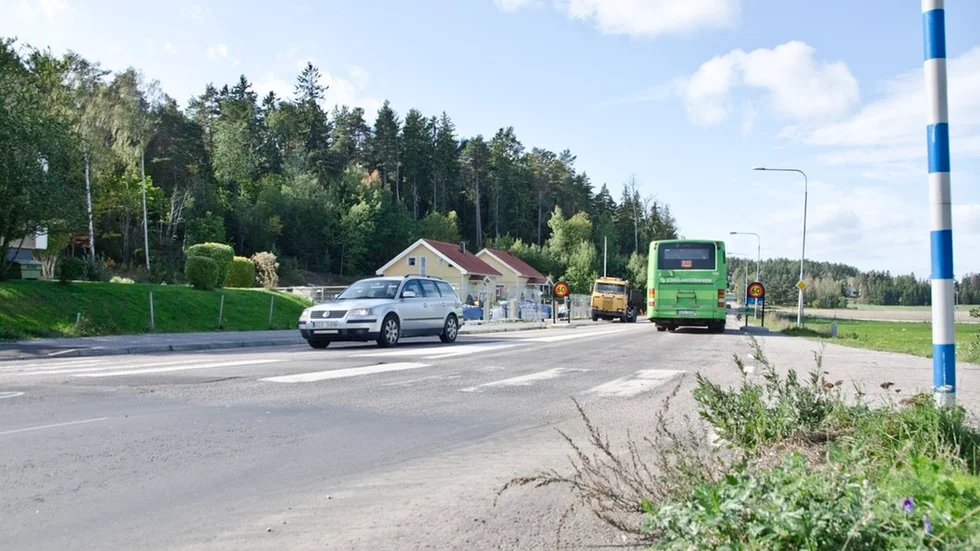 Markeringarna på asfalten vid korsningen Västra storgatan/Nygatan är bortnötta och svåra att se.