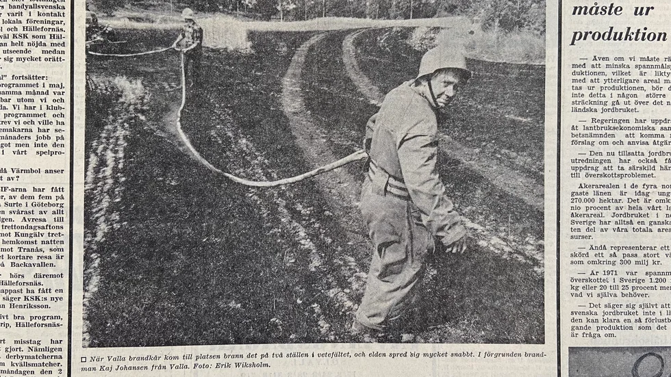 Kurirens arkiv 1972. Brandman Kaj Johansen från Valla släcker branden som brutit ut på ett vetefält.