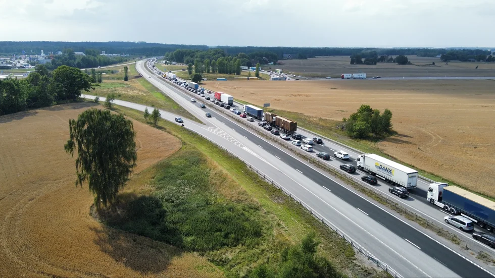 Långa köer uppstod på E4 utanför Mjölby på fredagseftermiddagen.