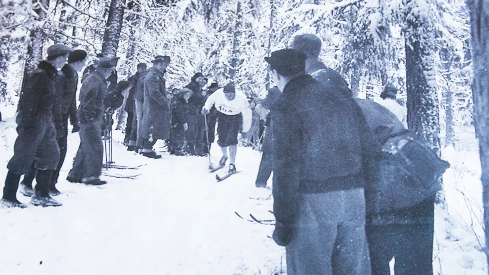 Friluftsfrämjandet i Nyköping har en del gamla bilder i sina gömmor. Här får Ryssbergsbacken celebert besök av Mora-Nisse under 1950-talet.