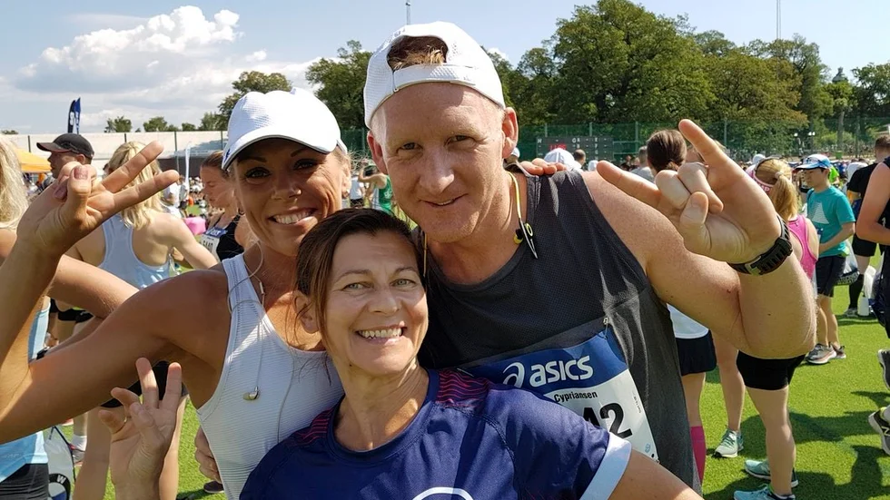 Eskilstunatrion Sandra Vrgoc Carlsson, Ursula Turtinen och Calle Cypriansen fångade strax innan start i lördagens Stockholm Maraton. Sandra vann den inbördes kampen, Calle tappade massor av tid på grund av vadbesvär medan fjällan min slängde in handduken efter 24 kilometer då hälen inte fungerade längre. Själv var jag helt slut bara efter promenerandet i den tropiska hettan mellan hotell och målgång på Stadion.