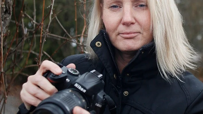 Maria Baumert tycker om att fotografera. Nu ger hon sig ut på för att föreviga Åkers styckebruk.