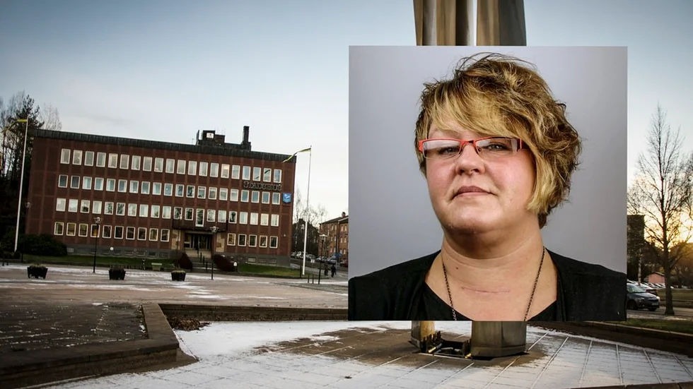 Rose-Marie Fältskog, i bakgrunden stadshuset i Flen.