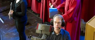 Tv-team i kyrkan på kullen