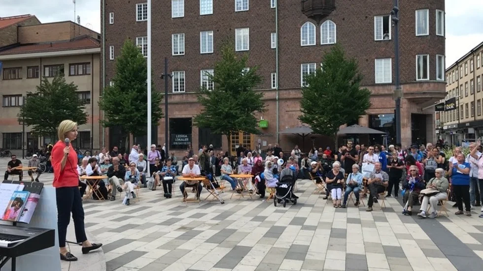 Ebba Busch Thor (KD) talar i Eskilstuna tillsammans med partikamraten Lars Adaktusson.