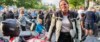 Folkfest på torget när kortegen rullade in