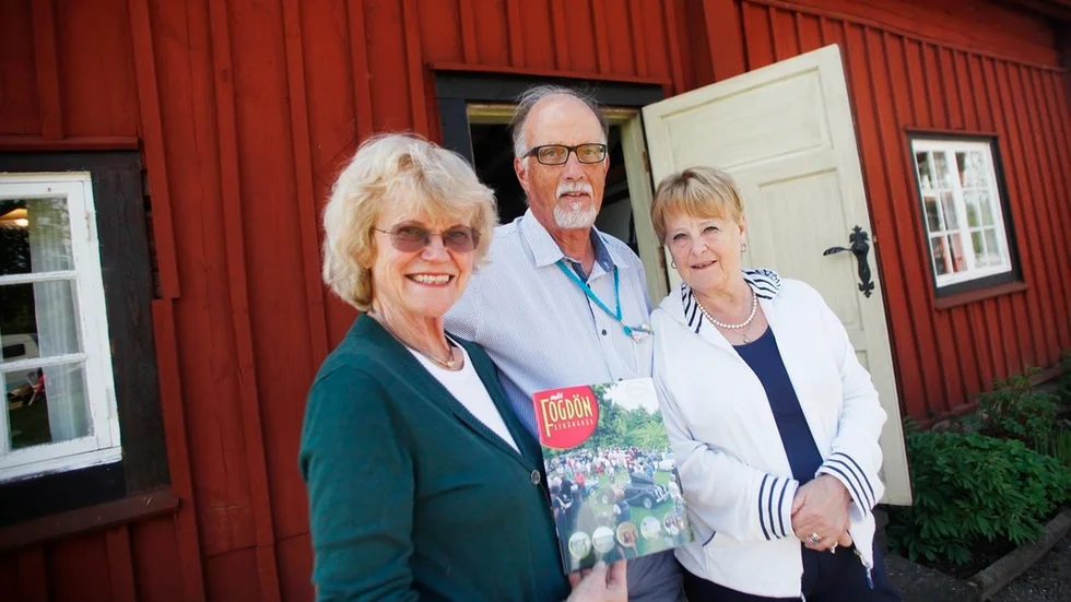 Anna-Stina Gustafsson, Tomas Wahlqvist och Lilian Granbeck, alla från Fogdöns hembygdsförening, presenterar nya Fogdöguiden. Ett av besöksmålen är Fogdöns äldsta skola som byggdes redan år 1800 och i dag används som museum.