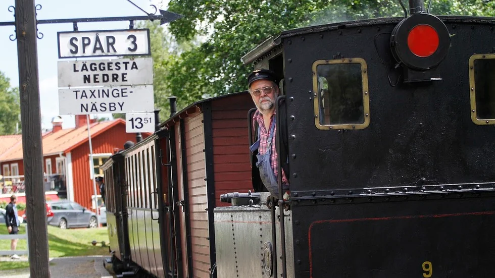 Den 13 maj inleddes säsongen på Mariefreds smalspåriga järnväg. Lördagen den 3 juni står ångloken i extra fokus, då Ångans dag firas i staden.