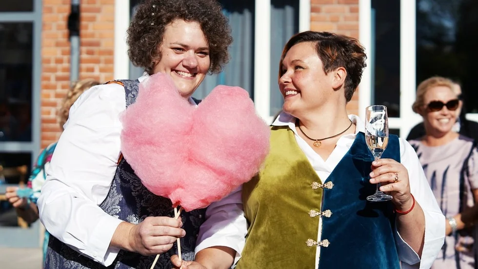 När Malin och Carolina gifte sig förra året i Eskilstuna gick hela bröllopet i cirkus-tema (med rosa sockervadd).
