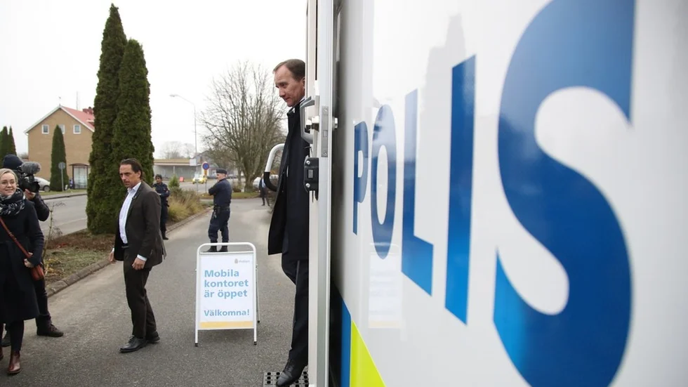 Personbrotten ökar (se infälld bild från Brå:s nationella trygghetsundersökning). Polisen har svårt att rekrytera. Resultatet av regeringens politik på polisområdet är tydligt.  FOTO: ADAM IHSE/TT