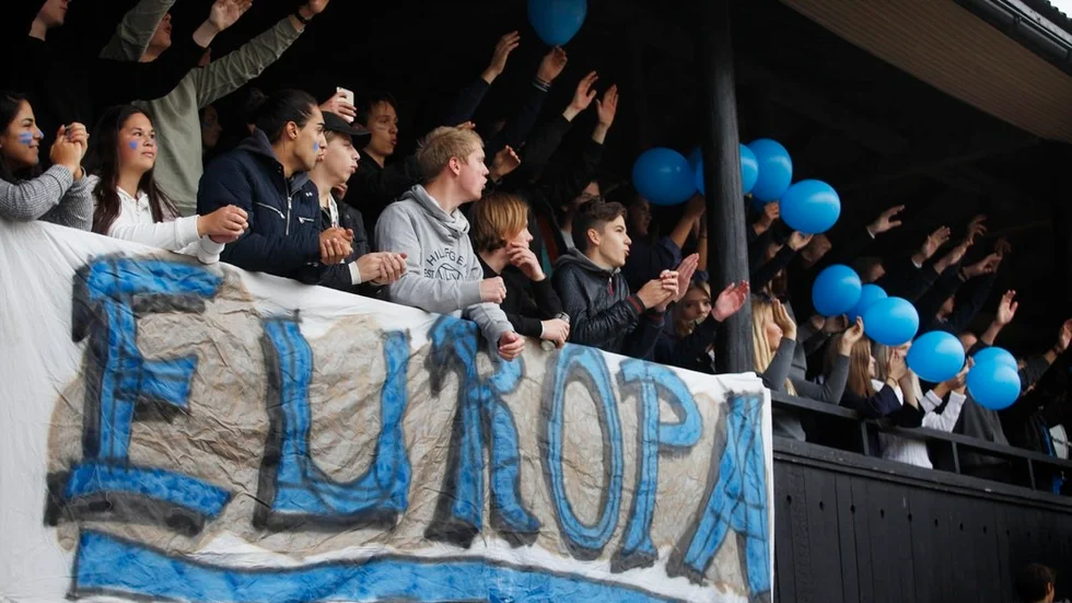 Europaskolan hade gjort banderoller i sitt lags färg.