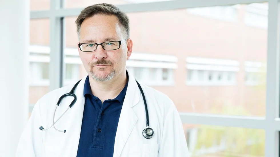 Barnläkaren och forskaren Ola Andersson ser inga fördelar med lotusfödsel, tvärtom kan den vara riskfylld menar han.