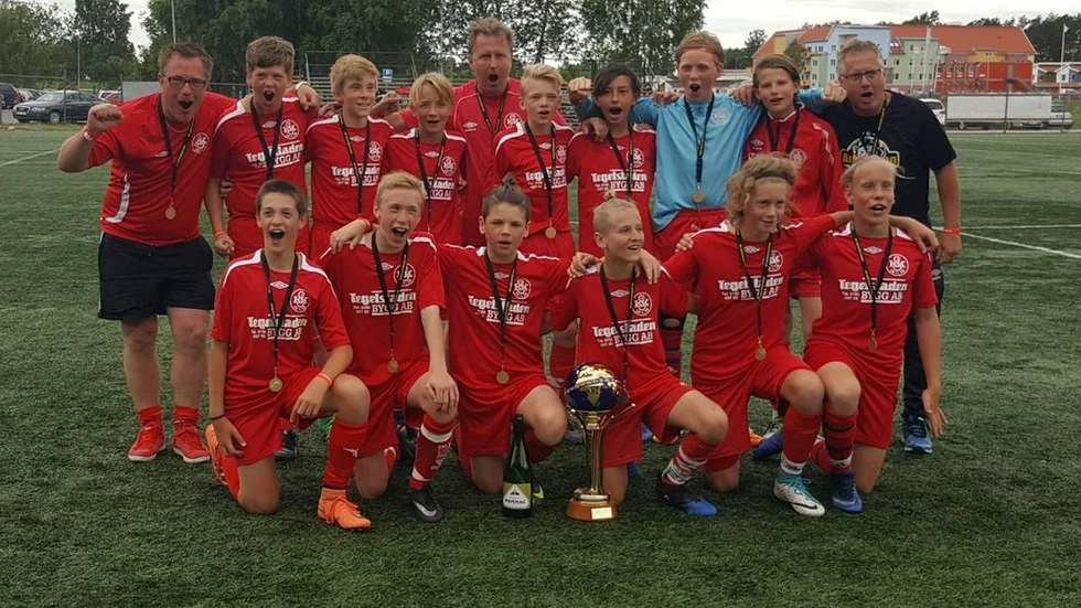 Vinnarna i Aros cup P13, bakre raden från vänster Jens Linder, ledare, Malte Carlsson, Robin Sundqvist, Gustav Danielsson, Krister Alm, ledare, Noa Hedlund, David Wangenfors, Melker Vogt, Isak Persson, Janne Ivarsson, ledare. Främre raden från vänster Dejan Jovanovic, Jakob Linder, Leon Miocic, Leo Banic, Filip Ivarsson och Albin Fager
